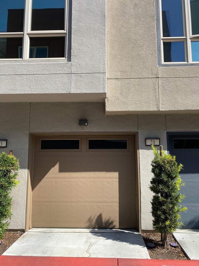 Building Photo - Welcome to this stunning 3 bedroom 2.5 bat... Rental