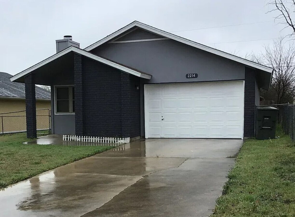 AVAILABLE END OF JUNE! 3 Bedroom 2 Bathroom House - AVAILABLE END OF JUNE! 3 Bedroom 2 Bathroom House