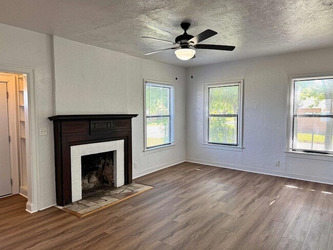 Photo - 2137 Ave J