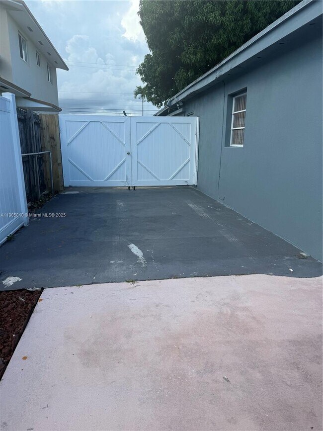 Photo - 317 W 34th St Unidad B