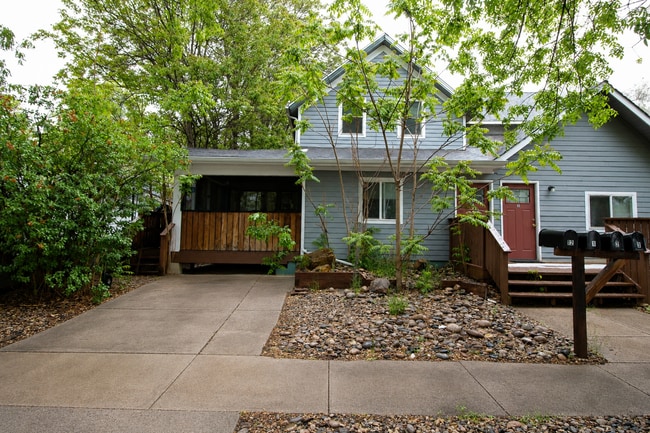 Building Photo - 705 E 6th St Unit 2