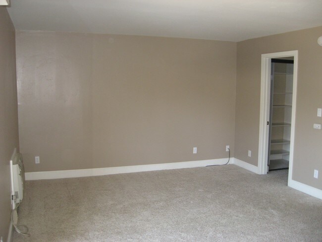 Building Photo - 10982 Roebling Ave Unit 304