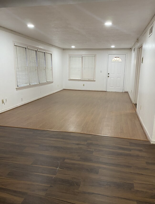 Photo - 310 S Sooner Rd