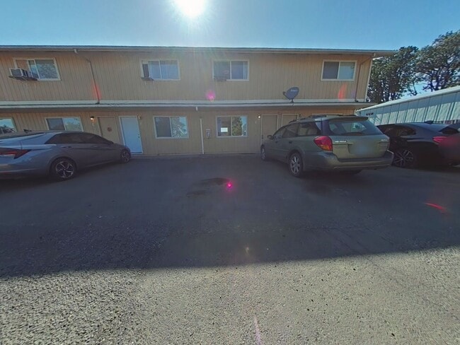 Building Photo - 2 Bedroom Townhouse ~ Centrally Located Unit 1909 Main Street #G