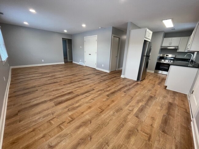 Photo - 210 W 6th St