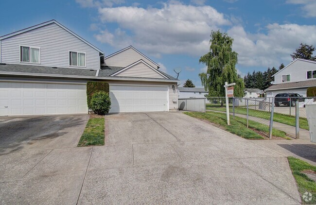 Building Photo - Welcome to this charming 2 bedroom, 2 bath... Rental