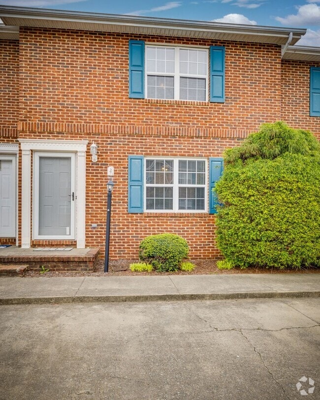 Building Photo - 2 br/ 1.5 bath condo Johnson City