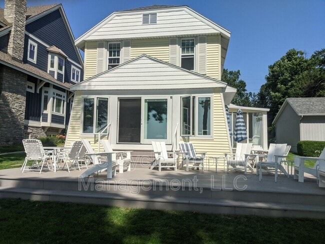 Building Photo - 2421 Lakefront Dr