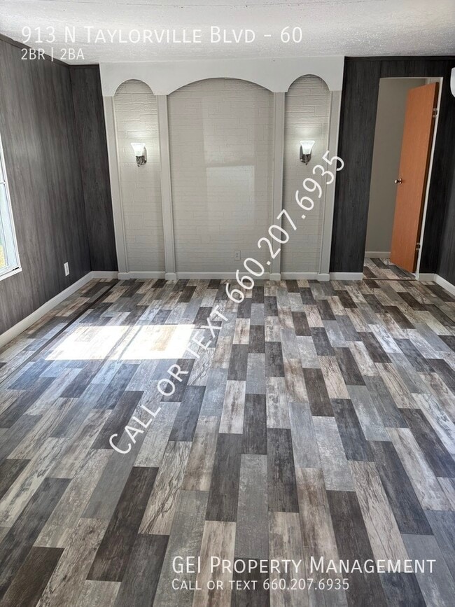 Photo - 913 N Taylorville Blvd