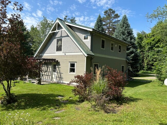 Building Photo - 738 Elm Street Ext Unit Carriage House Apartment