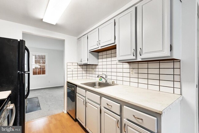 Photo - 1851 Sharwood Pl