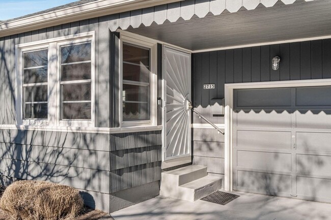 Photo - Adorable 2-bdrm/1-bath mid-century modern. Private backyard, sauna, washer/dryer, & more!