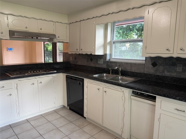 Photo - 3232 Parkwood Dr