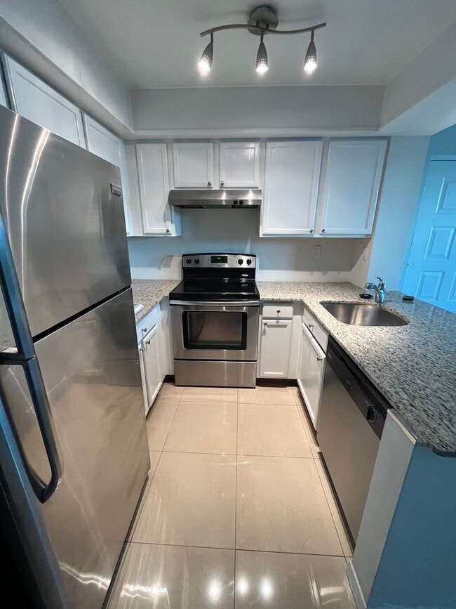 Building Photo - ONE BEDROOM ONE BATHROOM !! WATERFRONT COM... Unit 14 Rental