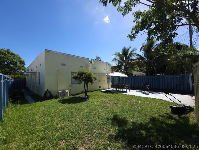 Photo - 1639 Hayes St
