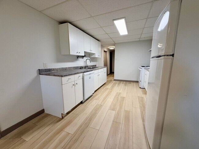 Photo - 2 Bed 1 Bath Unit in Edmonton, AB Unité 7921 LOWER (Basement Suite)