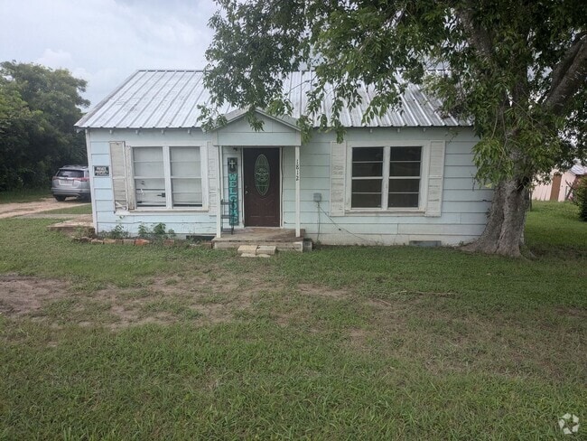 Building Photo - 3 Bed 1 Bath with Large Yard, Workshop, an... Rental