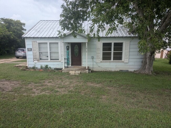 3 Bed 1 Bath with Large Yard, Workshop, an... - 3 Bed 1 Bath with Large Yard, Workshop, an... House
