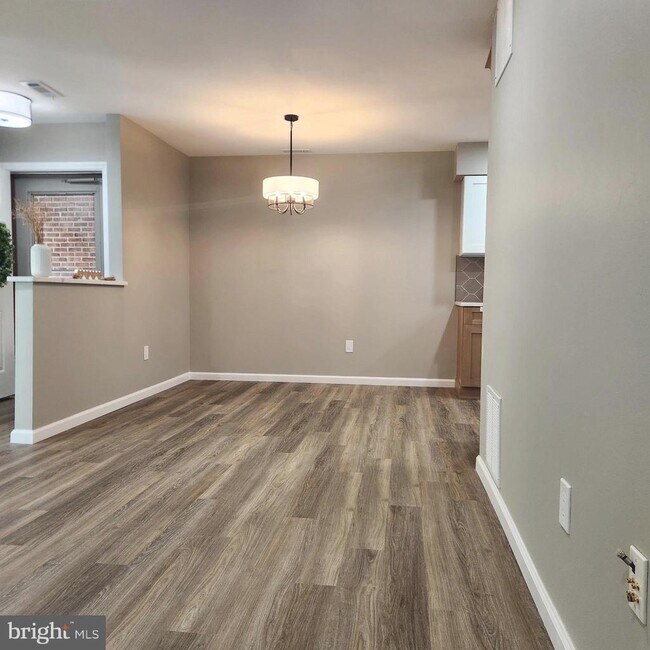 Photo - 16 Pickwick Pl