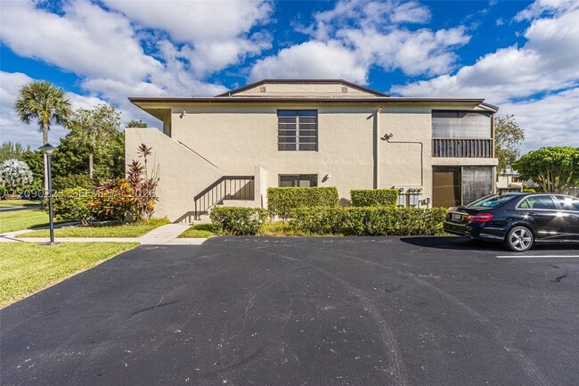 Building Photo - 8566 Casa Del Lago Unit H
