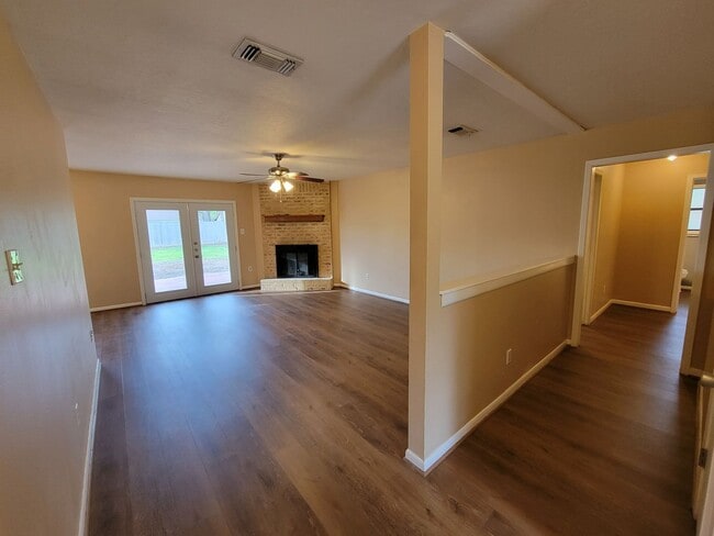 Photo - College Station - 3 bedroom / 2 bath / 2 car garage house with fenced in back yard.