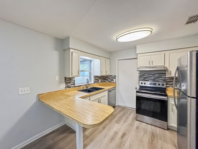 Photo - Charming 4-Bed, 2-Bath Home with Pool in Seffner, FL 33584