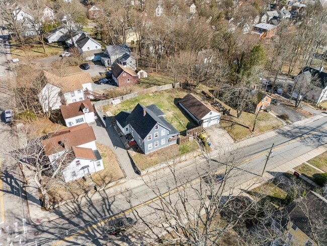 Located Right in front of ECSU! - 185 High St Apartment Unit A