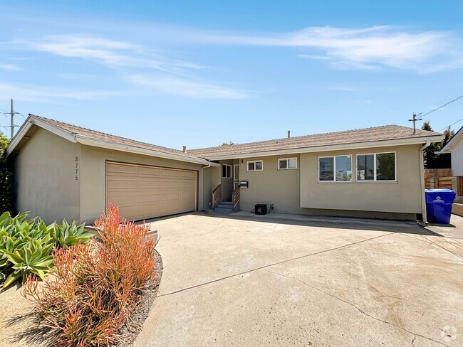 Building Photo - Stunning 3B/3BA House in Serra Mesa w/ 2 C...