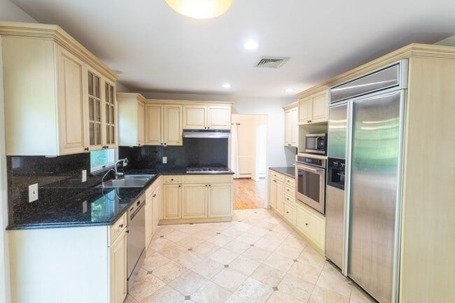 Building Photo - Spacious 4 - Bedroom, 2 Bathroom (Full Hou... Rental