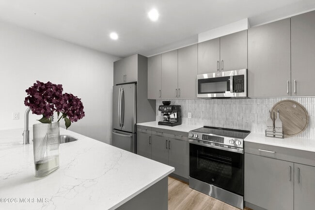 Photo - 180 Morris Ave Unit 403