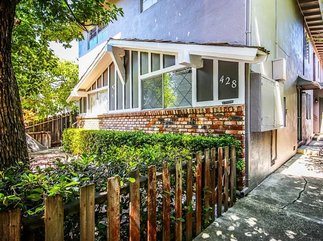 Building Photo - EBN T 428 Unit 2