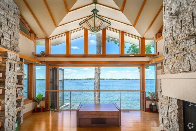Building Photo - Lake Mendota Dream Home in Desirable Sprin...