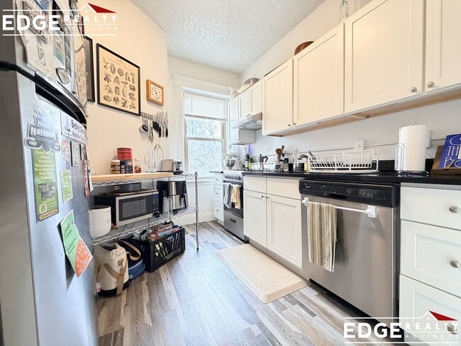 Building Photo - 264 Kelton St