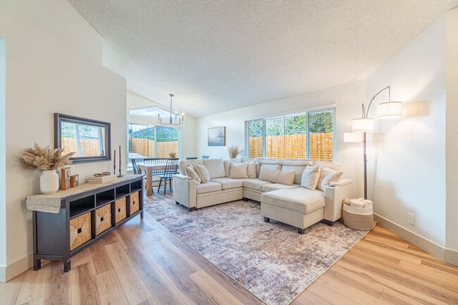 Building Photo - 1059 Chesterfield Ct