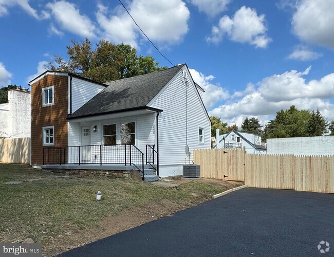 Building Photo - 668 Elmwood Ave Rental