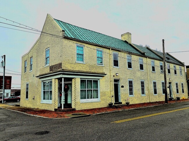 Building Photo - 201 E Bank St Unit 2