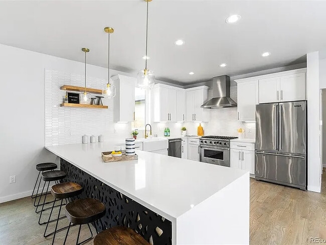 Photo - 2458 Chase St