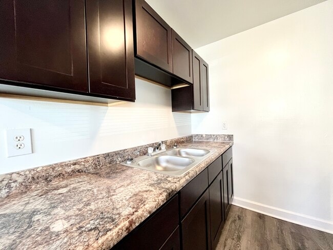 2 BR, 1 BTH - 731 SF