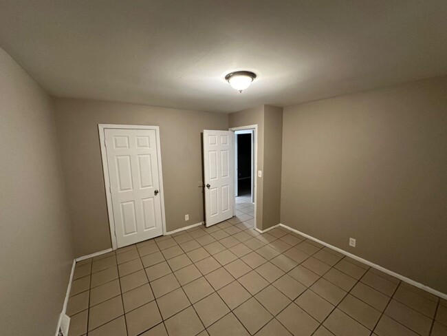 5736-5738 N 99th St. (Duplex) - 5736-5738 N 99th St. (Duplex) Apartamento Unidad 5736 (Lower)