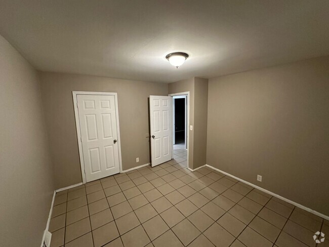 Building Photo - 5736-5738 N 99th St. (Duplex) Unit 5736 (Lower) Rental