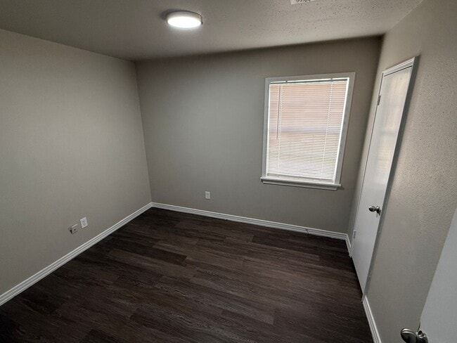 Photo - 421135 Unit A