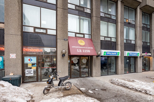 Entrée - The 2250 Guy Apartments