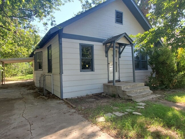 Building Photo - Affordable 2bed 1bath Home in the Village District!