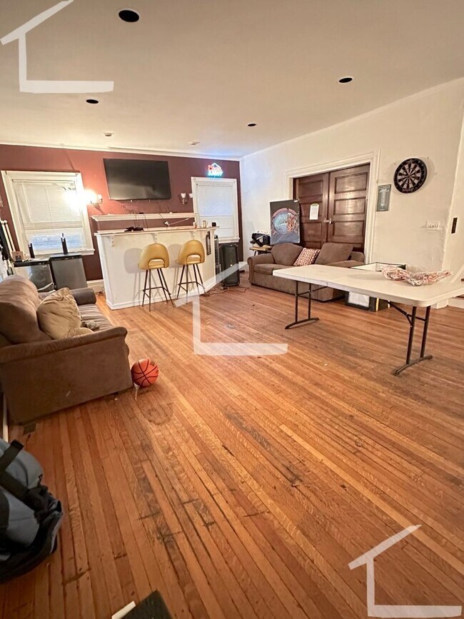 Photo - amazing 6 Bed 2.5 Bath available 3/1