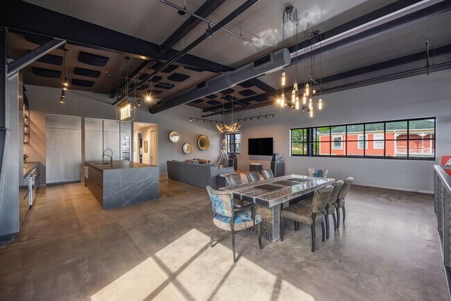 Photo - 908 White St