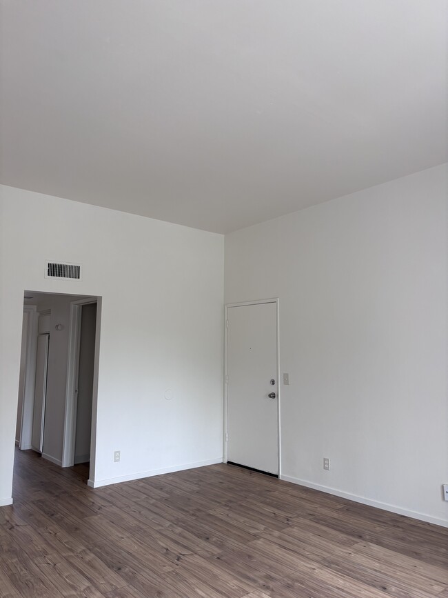 Building Photo - 9950 Zelzah Ave