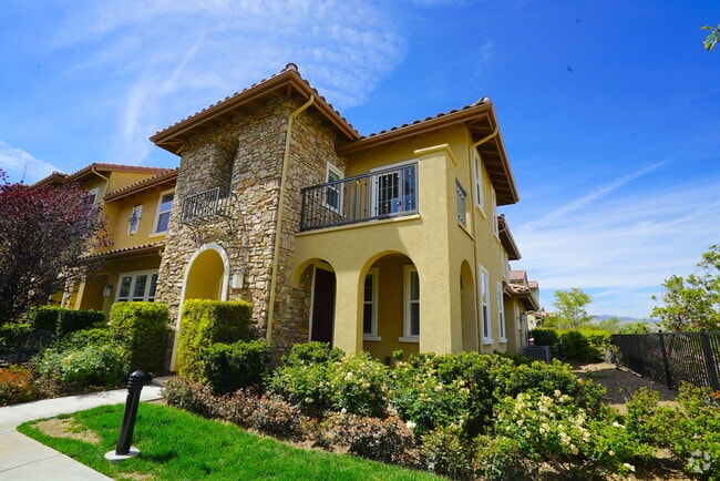 Building Photo - West Creek - Upgraded Townhome for Rent in...
