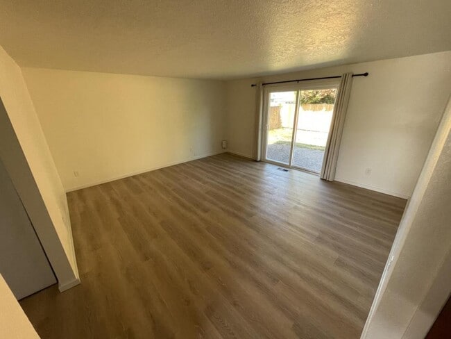 Photo - 2468 SE Thurston St