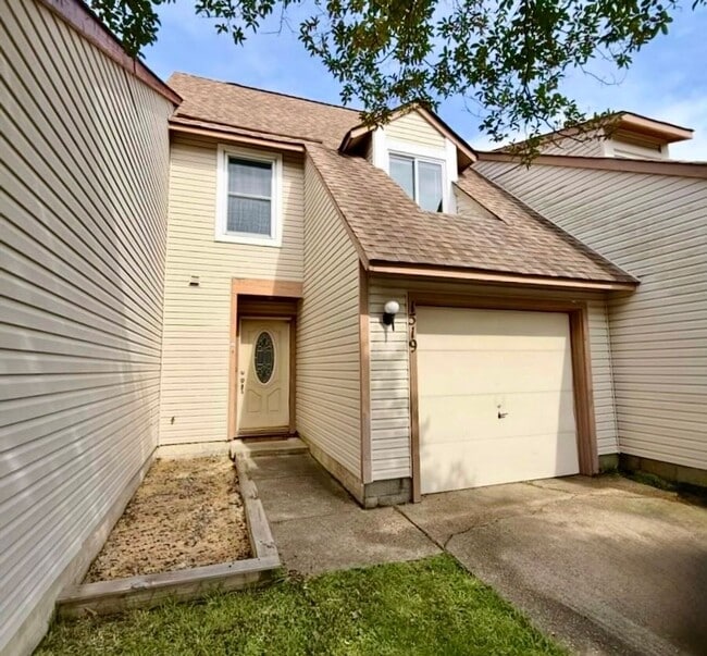 Building Photo - Beautifully Updated Townhome In Ocean Lake...