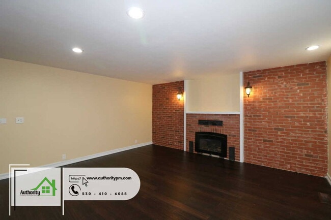 875 Lakeview Dr